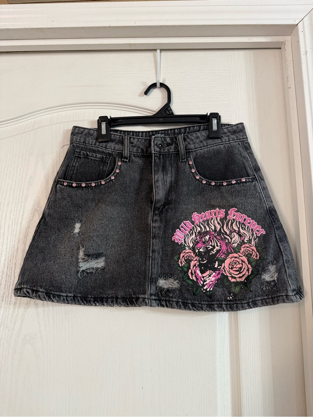 Social Collision Y2K Studded Tiger Roses Skirt Sz XS. MY-246